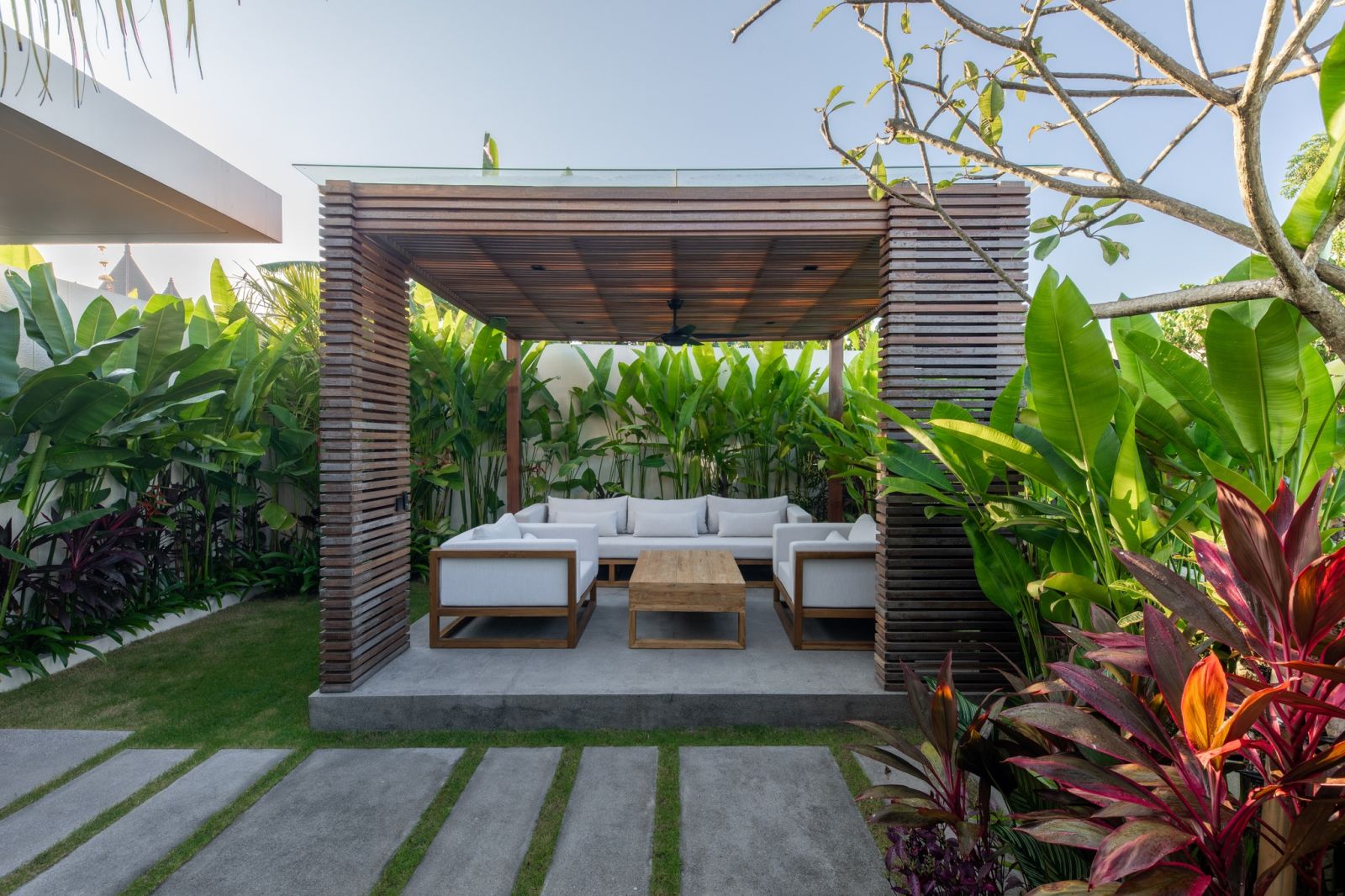 CONTEMPORARY MINIMALIST LIVING